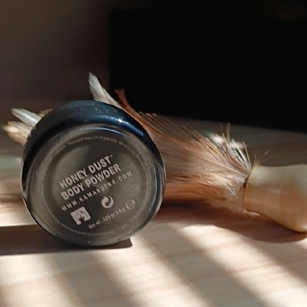 Honey Dust Vanilla Body Powder with Feathered Applicator - Picture 4 of 6